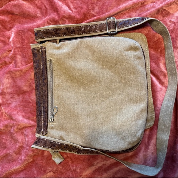 Vintage/Unique shoulder bag/crossbody satchel with sneakers detailing - Picture 9 of 9